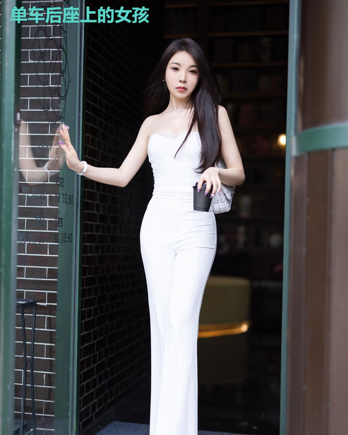 单车后座上的女孩