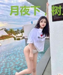 月夜下，树上的少女